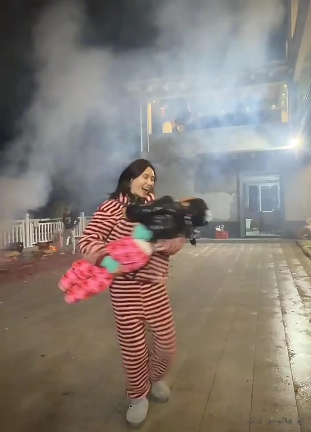 海哈金喜回川过年，山上别墅院子大到能跑步，这才是真底气