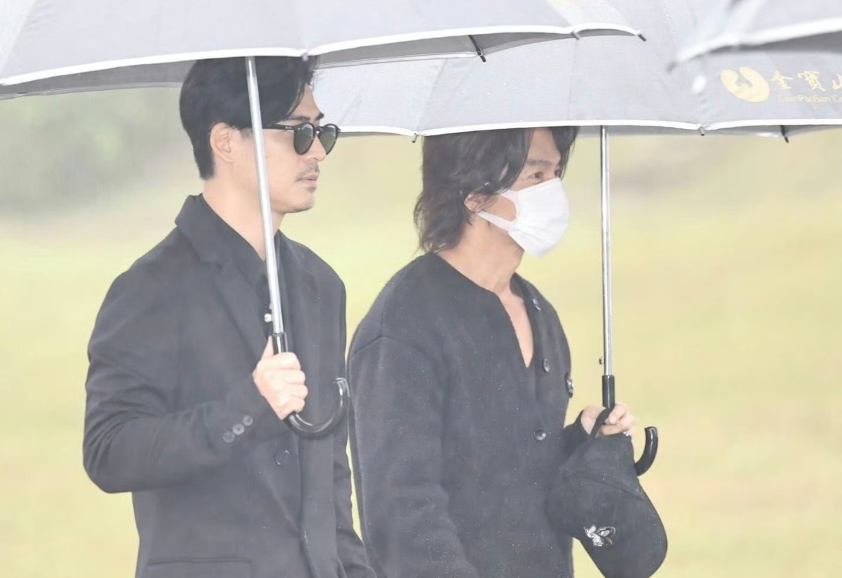 大S祭日又是大雨天！具俊晔挽着S妈满脸悲痛，周渝民言承旭都来了