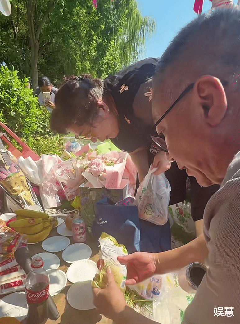 乔任梁去世九周年,父母前往墓园扫墓,陈乔恩的花束格外醒目