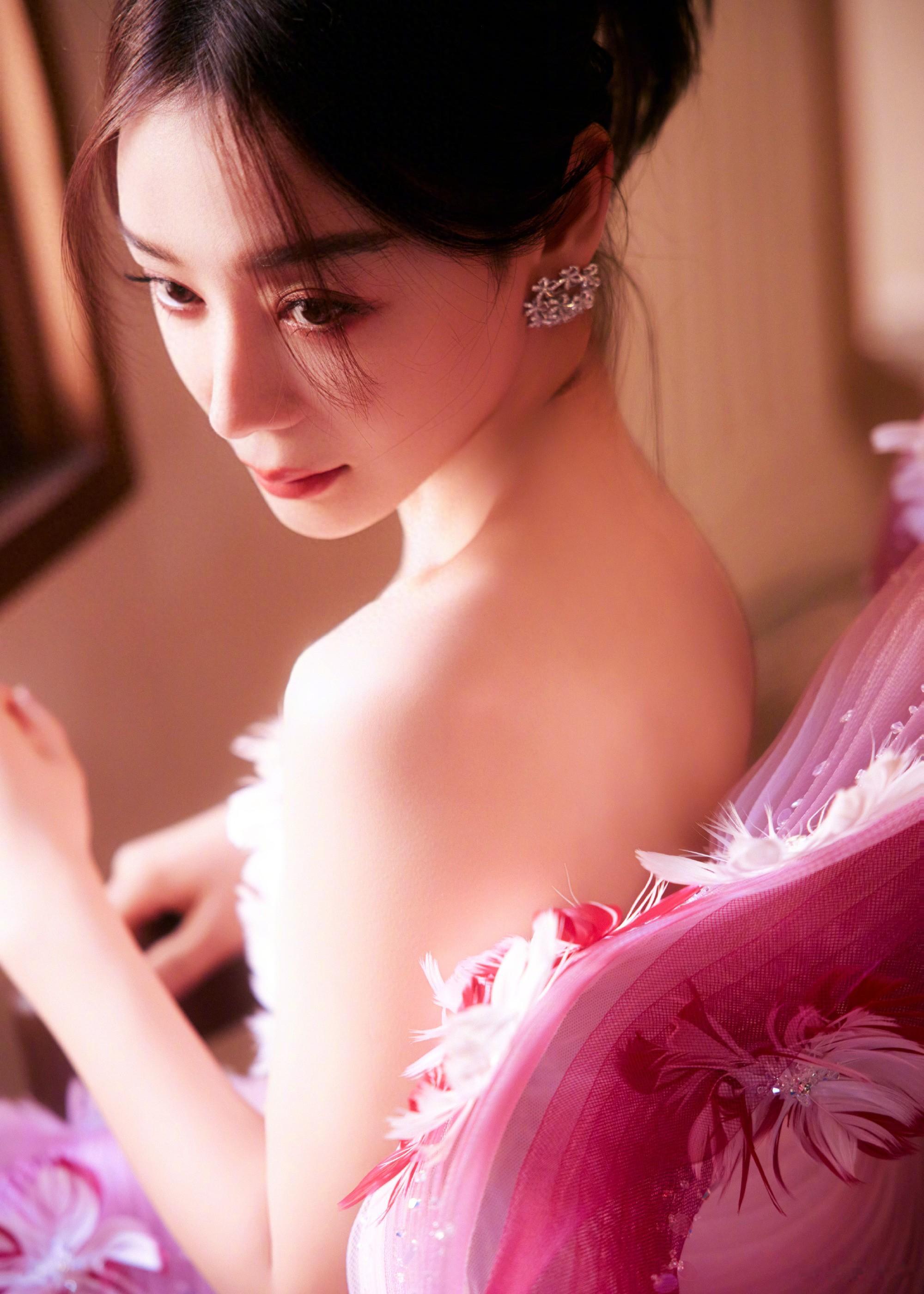 袁姗姗粉红抹胸礼裙，人面桃花相映红