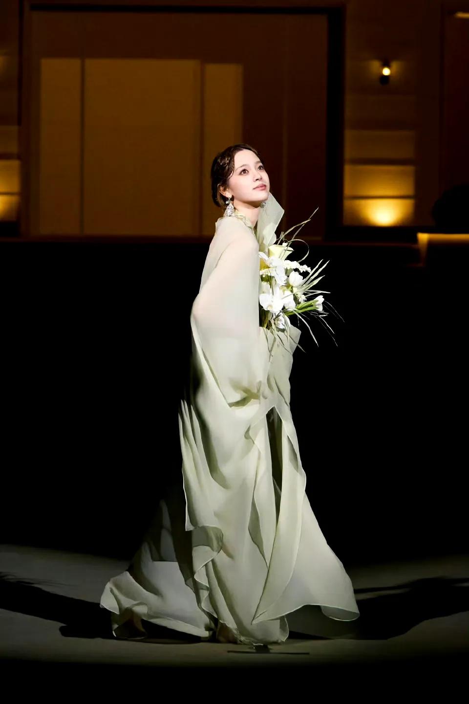 欧阳娜娜 光脚走红毯