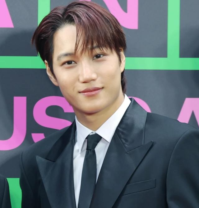 首尔这天，韩国偶像集体走红毯，没公司包装和滤镜，遍地普男普女