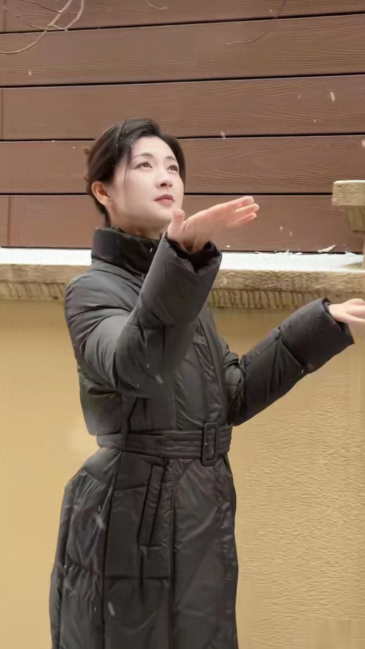 42岁斓曦穿黑色立领羽绒服在雪地走，网友直呼羽绒服是10年前款式