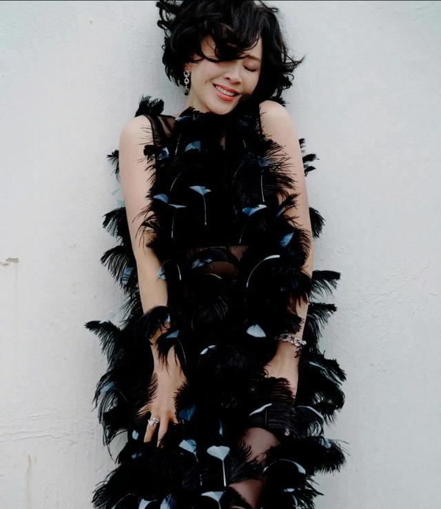 60岁刘嘉玲深V裙、美背长腿性感迷人,网友:梁朝伟真是人生赢家