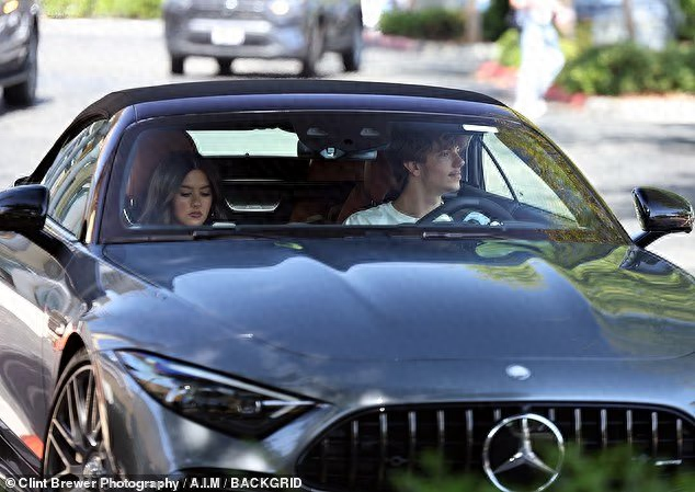 布兰妮18岁儿子带漂亮女友兜风，140万超跑是妈妈送的，引发争议