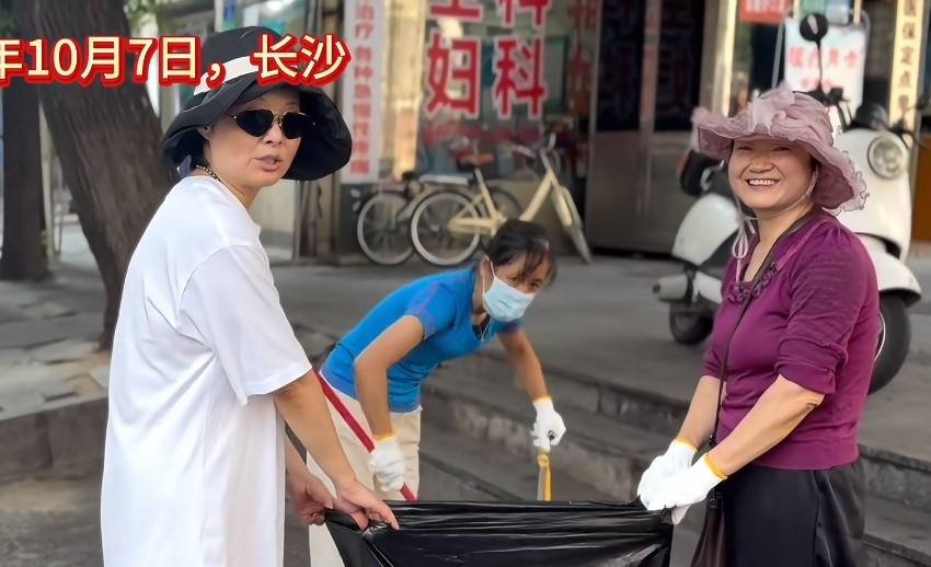 袁立跟诗人老公回湖南，一家人扫街捡狗屎，农村婆家人出镜很和蔼