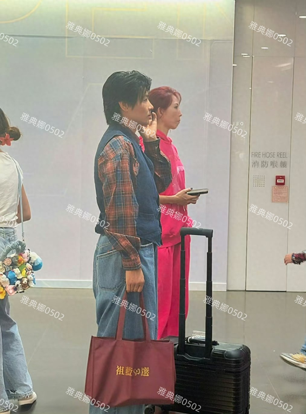 商场偶遇蔡少芬一家，大女儿不仅个子高背上的红色大提琴也很显眼