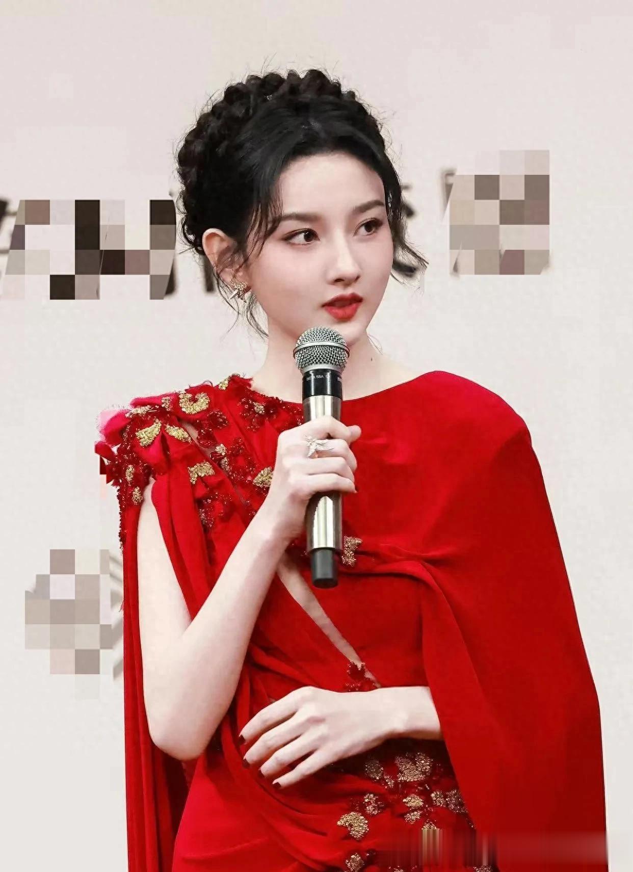 宋祖儿换风格后气质大变！穿红色高开衩长裙，美出新高度！