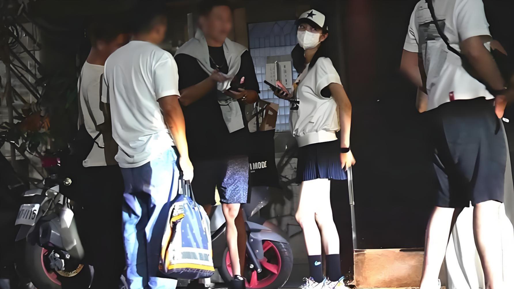 安以轩近照曝光，老公入狱3年后仍过得很好，和三名男性友人泡吧到深夜