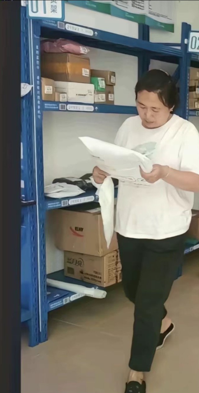 谢浩男帮后妈背包?后妈全程跟随行程,谢爸的评论区已沦陷