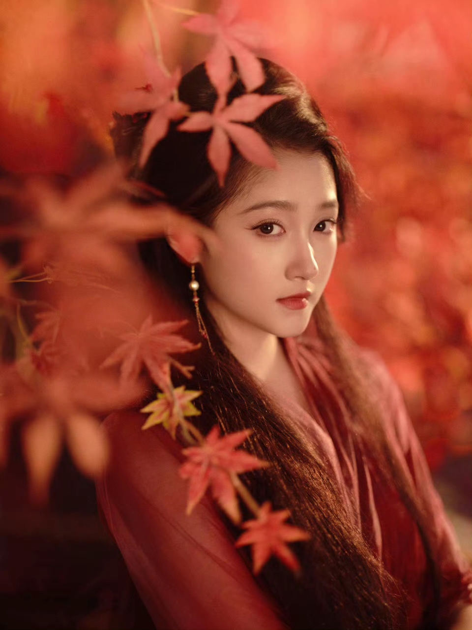 关晓彤造型越来越好看！一袭红衣，惊鸿一瞥的明艳撞入人心的惊艳