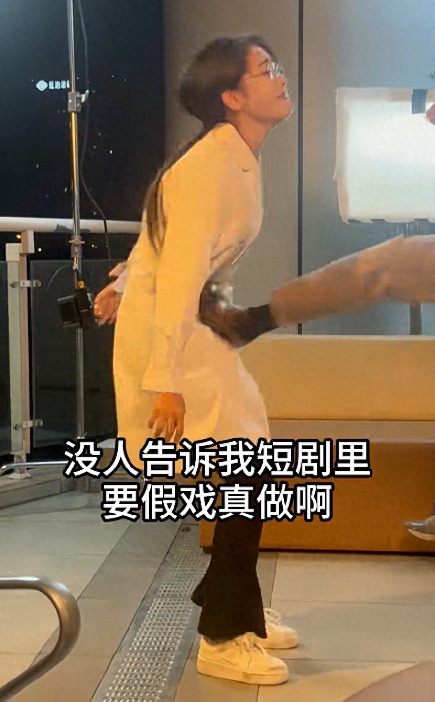 女演员曝假戏真做，指甲断裂，其他演员打人、拖欠工资黑料被扒