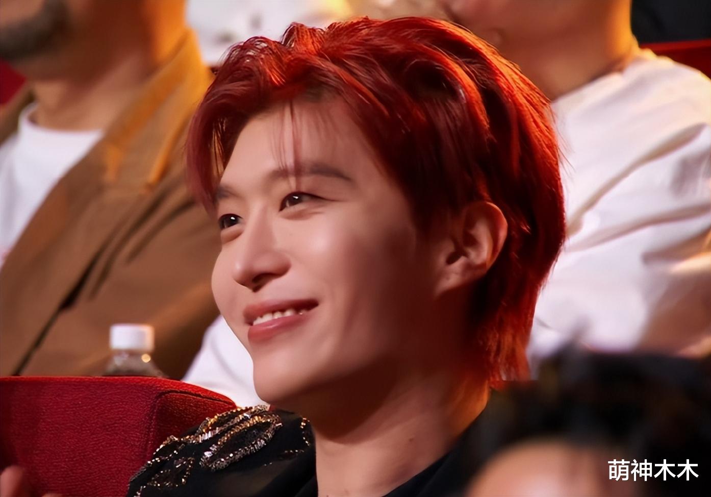 电影之夜台下:邓超黄晓明同坐无交流,佟丽娅玩手机,范丞丞表情失控