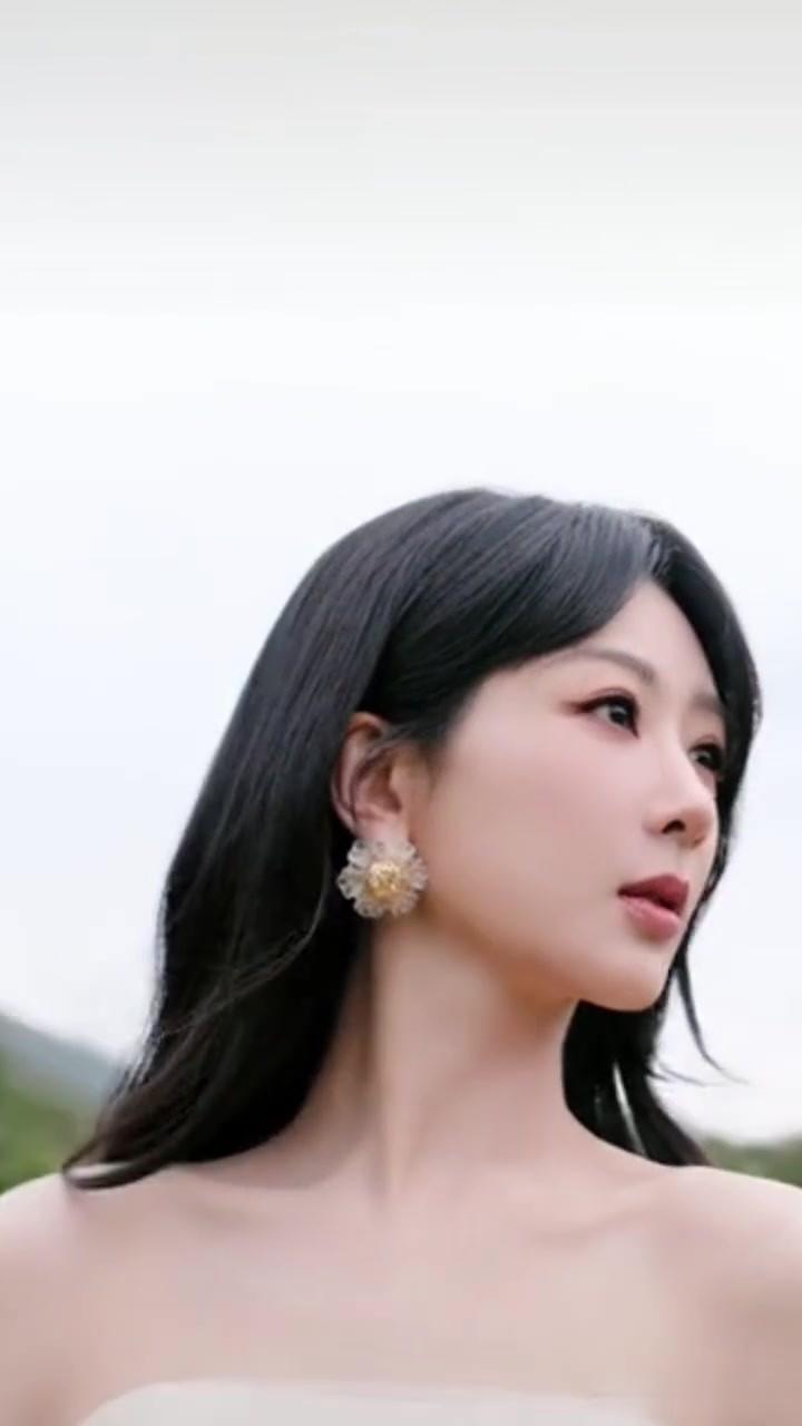 杨紫今日广告花絮，一袭落叶黄水墨欧根纱裙，浪漫又优雅！