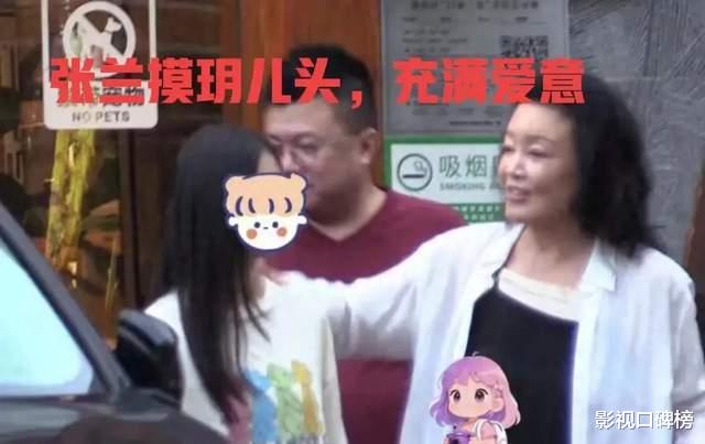 张兰与孙女拥抱,小玥儿表现生疏,动作僵硬,姐弟也长高了不少