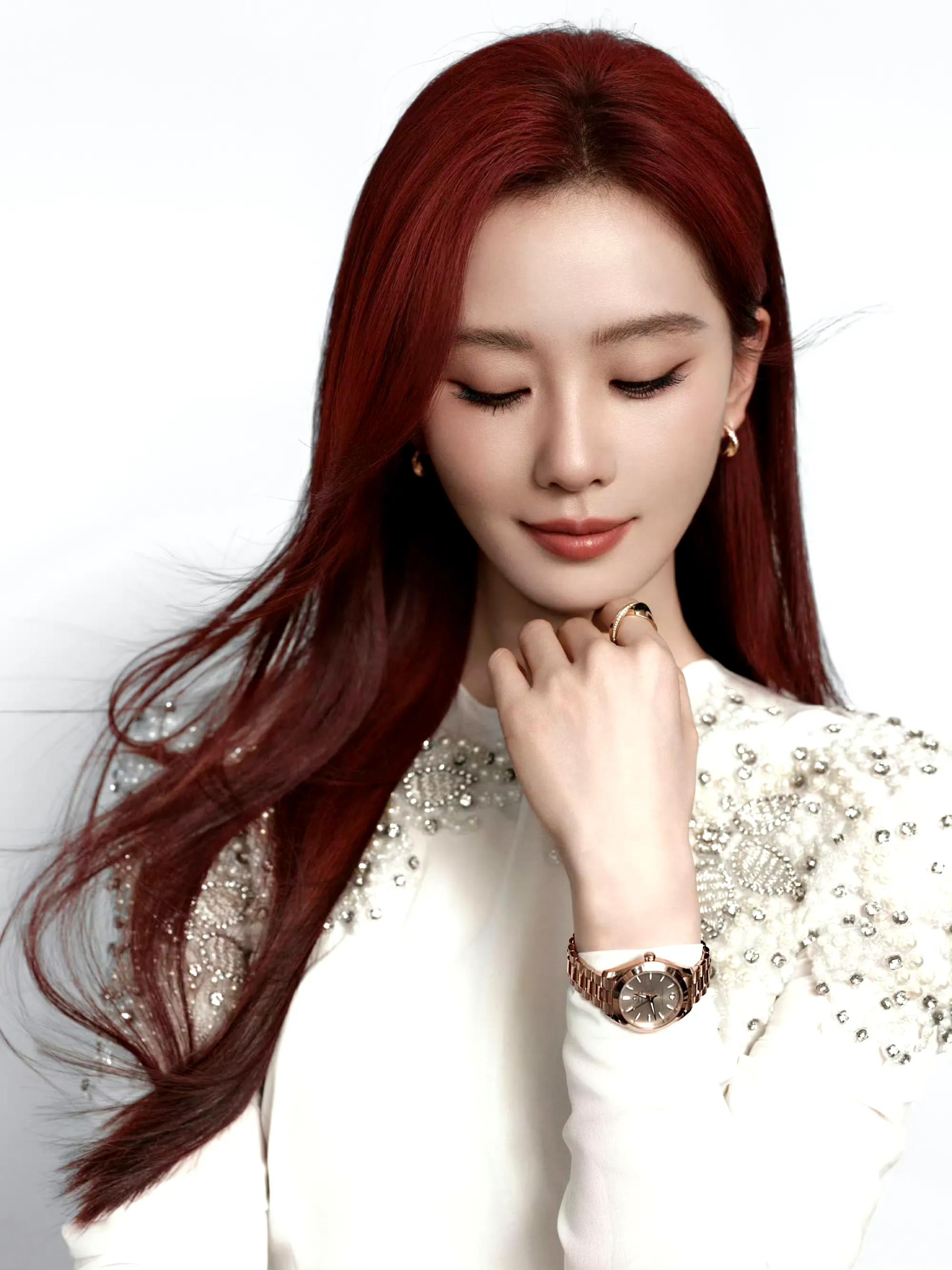 红发刘诗诗,白色合体长裙包裹完美身材,让人美到失语