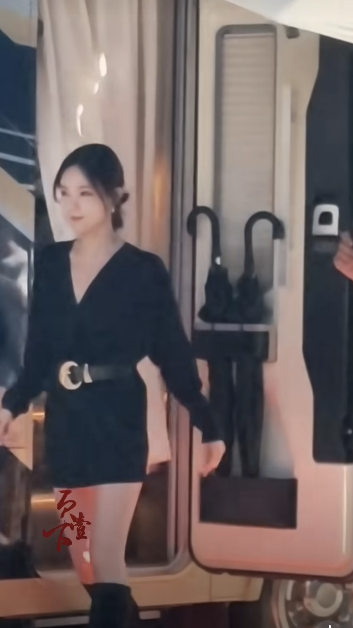 李一桐上班路透，35岁的年纪不大不小，成熟稳重又可爱身材超好！