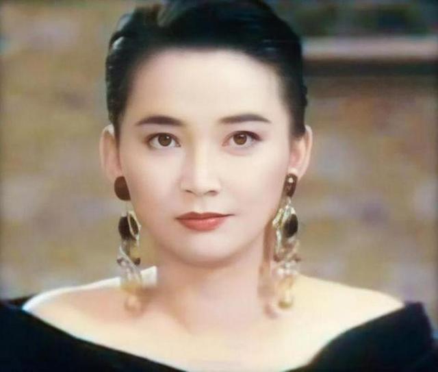 67岁胡慧中现身香港，带女儿看樱花，女儿身材臃肿，长相中等偏下