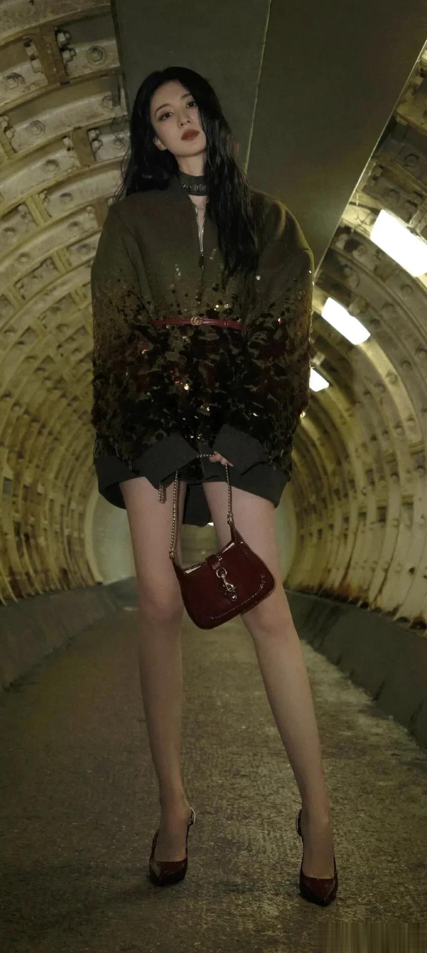 明星高清写真鉴赏|王楚然,红韵橄榄裙,勾勒长腿线条!