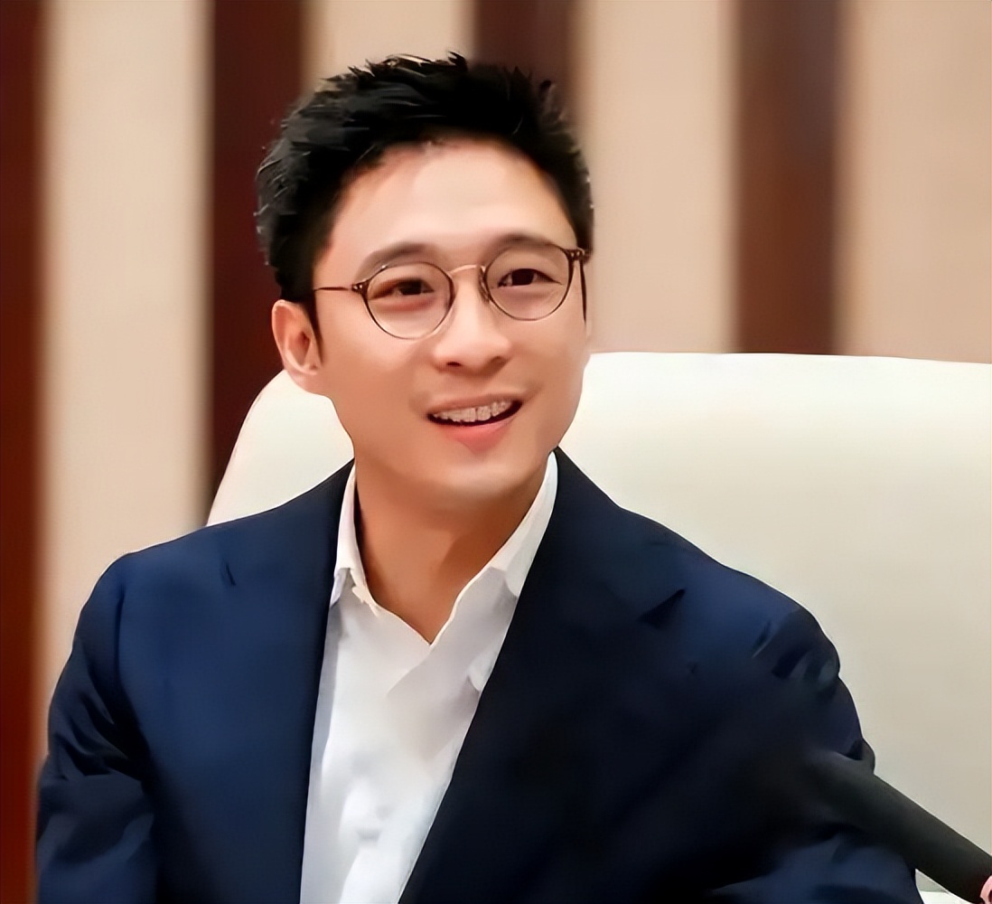 郭晶晶没想到,继自己之后霍家又迎一名人儿媳,霍震霆这次满意吗