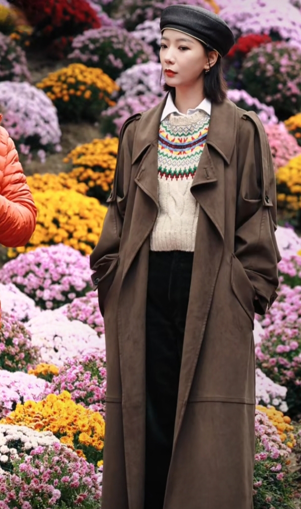 王珞丹现身花开中国，贝雷帽搭棕色大衣，简约又时尚
