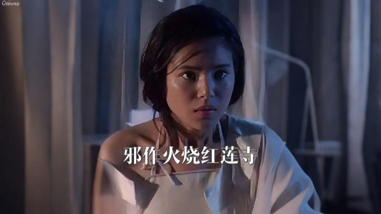 58岁李若彤泰国被偶遇，生图褶多苹果肌吓人，穿露脐装小腹有赘肉