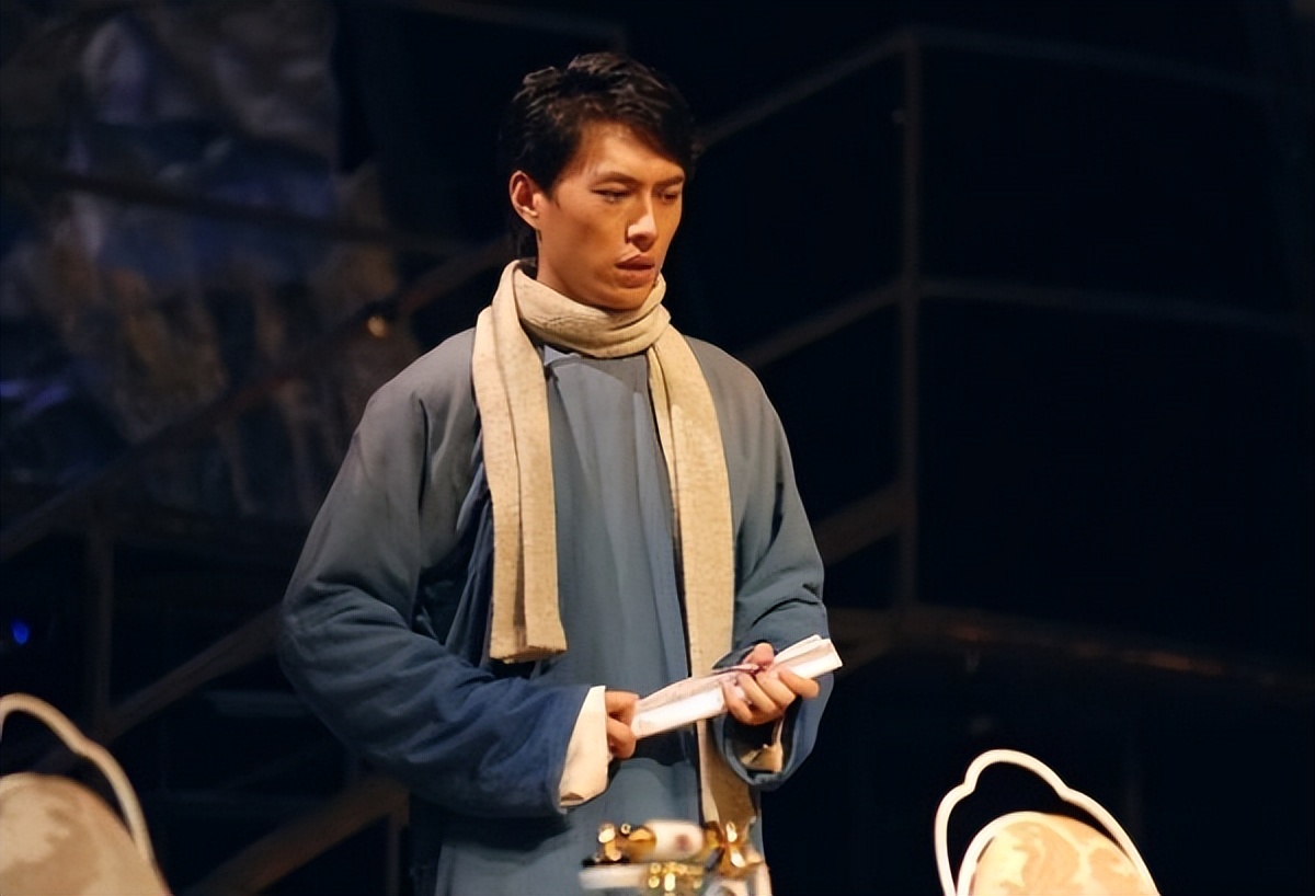 人民日报对靳东的称呼变了，七字之差释放强烈信号，陈道明说对了