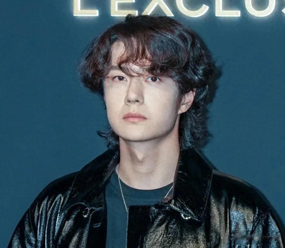 王一博海外行踪成谜,逛唐人街超市被偶遇,身边女生神似綦美合