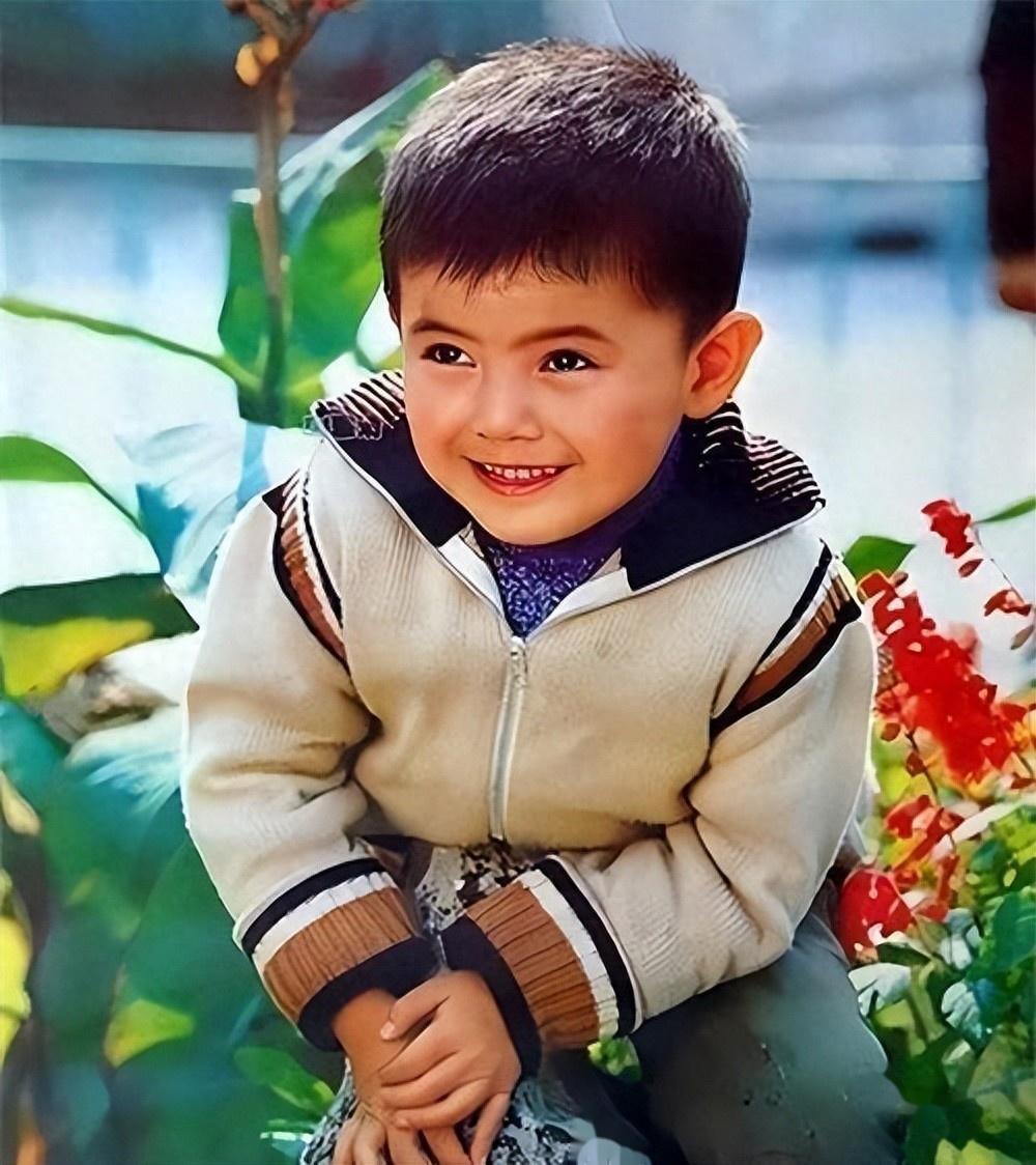 2岁时就火遍全国，却因身高被学校拒之门外，如今49岁已成导演