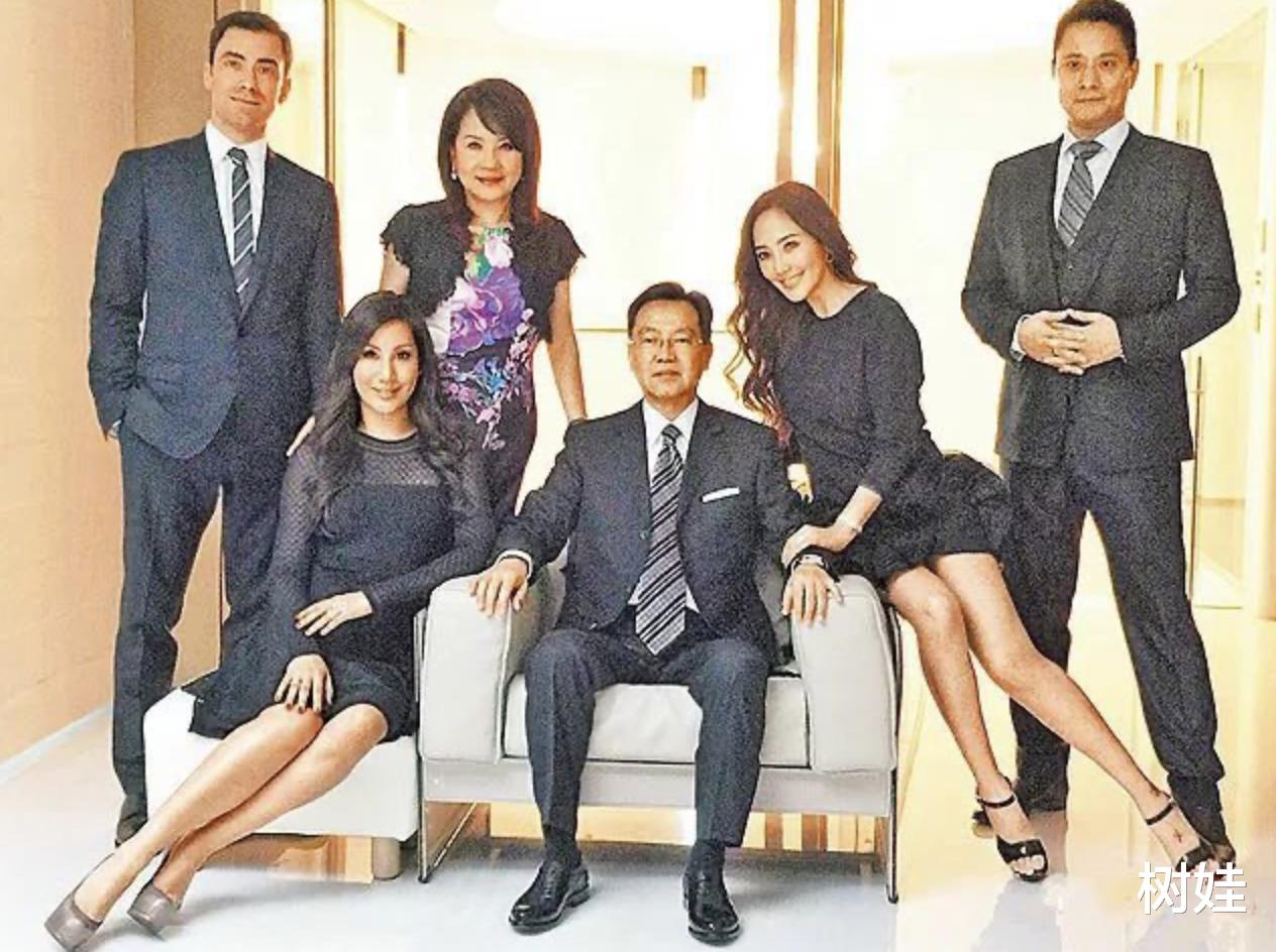 台湾日盛集团老板78岁大寿，关颖与妹妹同框祝寿，姐妹俩长得不像