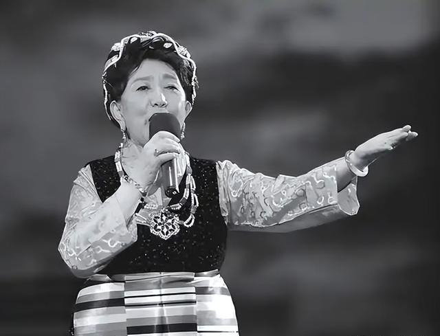 韩红母亲去世后恶心一幕出现！后事安排被喷不孝，死前遗愿曝光