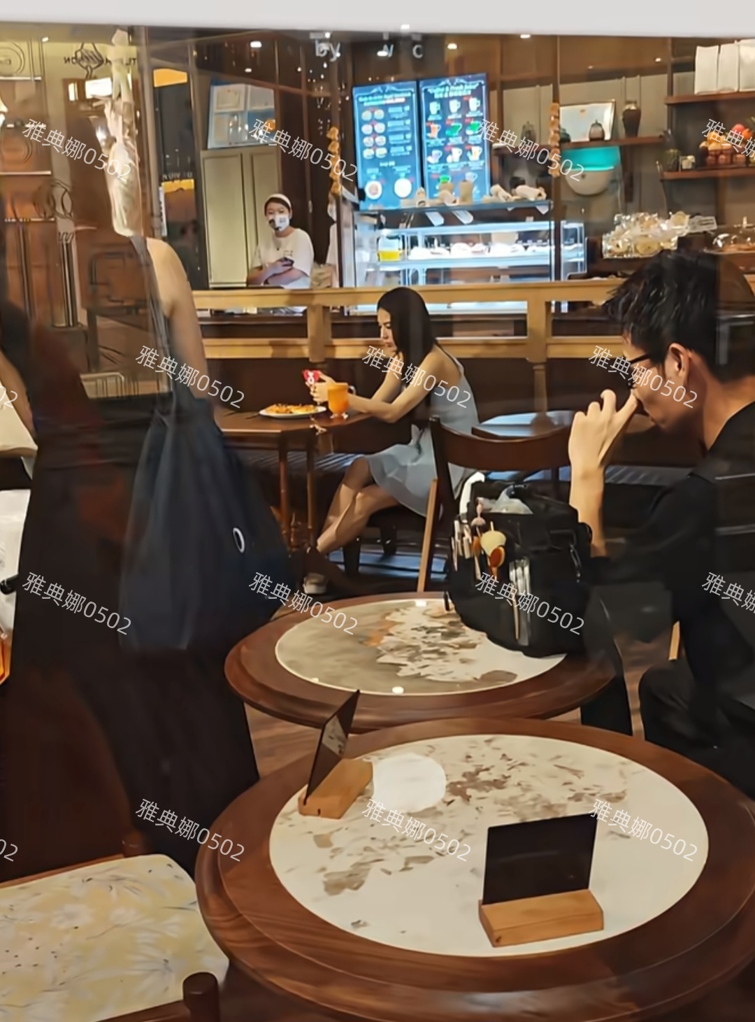 黄圣依真是两副面孔，拍照时是明媚的女明星私下眉头紧皱好不耐烦