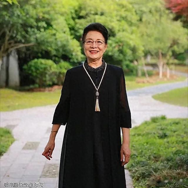 陈数的母亲好漂亮啊,高贵优雅,气质非凡,这颜值真的不输女明星
