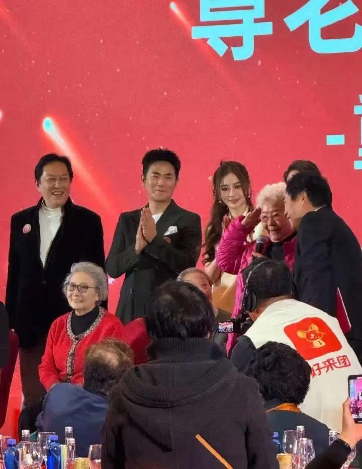 黄晓明没想到，带儿子参加生日宴，女儿却成焦点，杨颖的DNA被赞