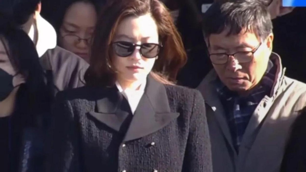 跟李在镕离婚16年，林世玲过得舒心多了，和25岁儿子同框像姐弟