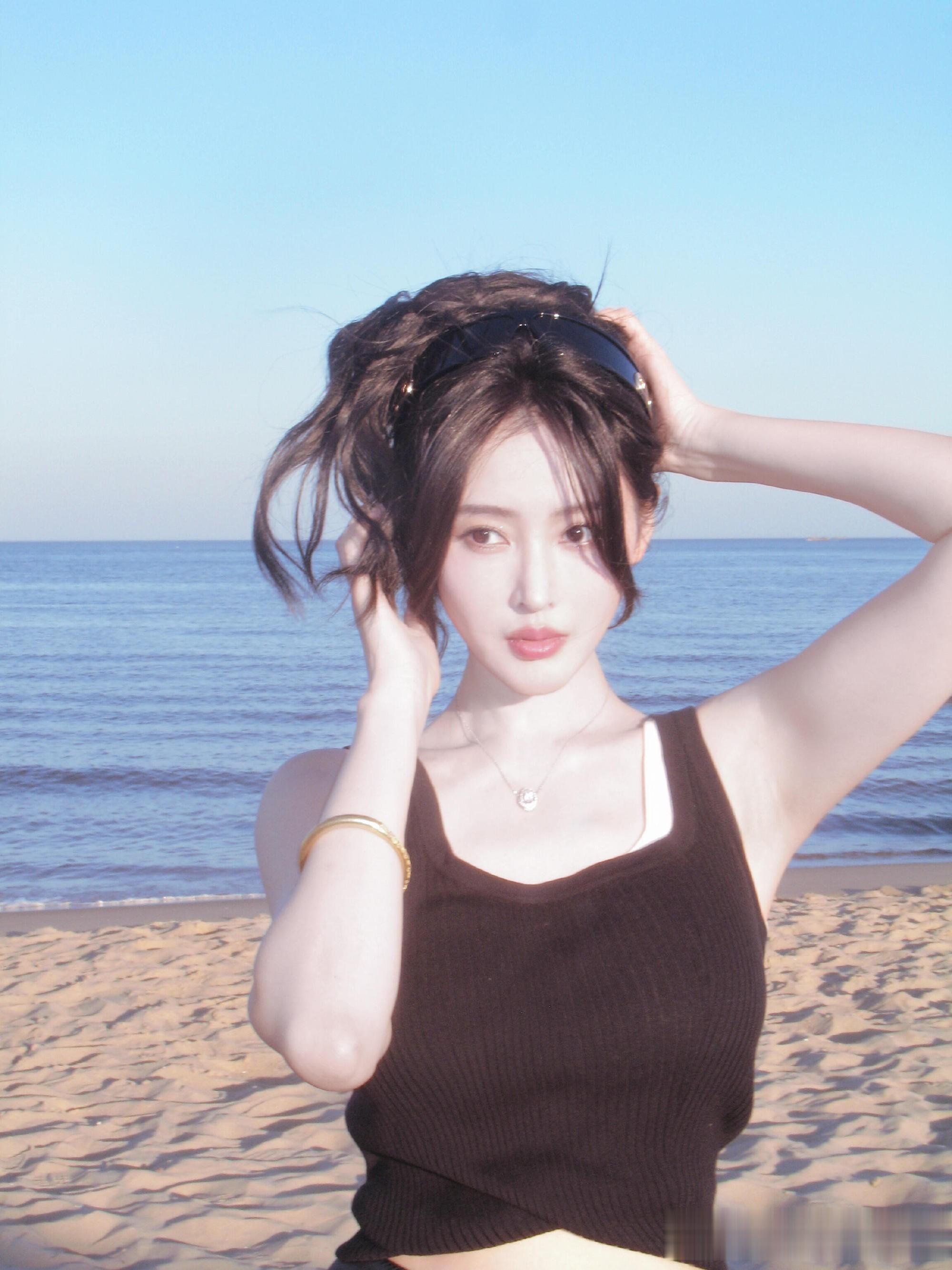 张天爱海边黑背心造型,慵懒氛围感拉满,这颜值身材太绝了