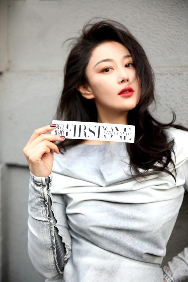 惊艳！张馨予国外大胆穿衣，展示美与自信，网友：姐就是女王！