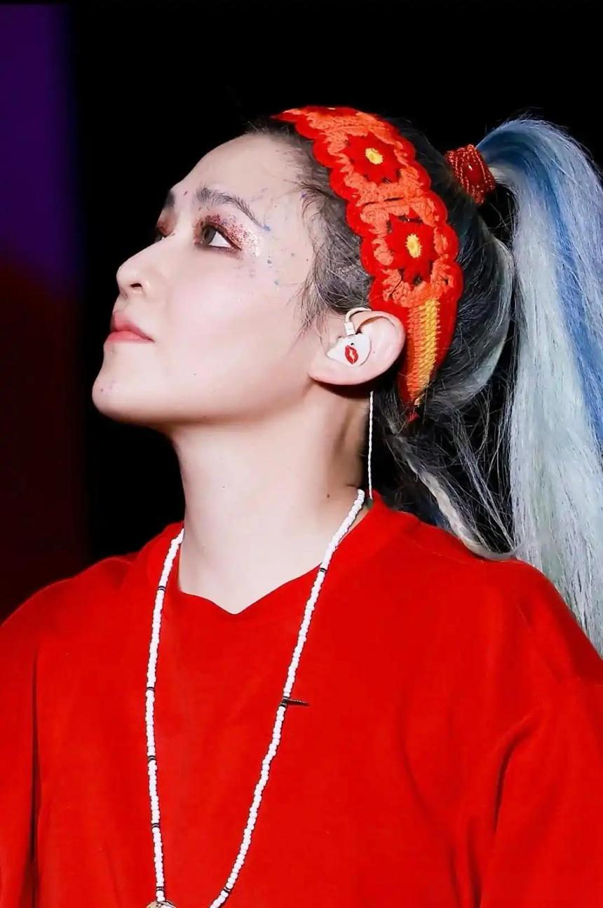 为男友摘子宫、纹着大花胳膊的小魔女，终于在48岁活成她自己