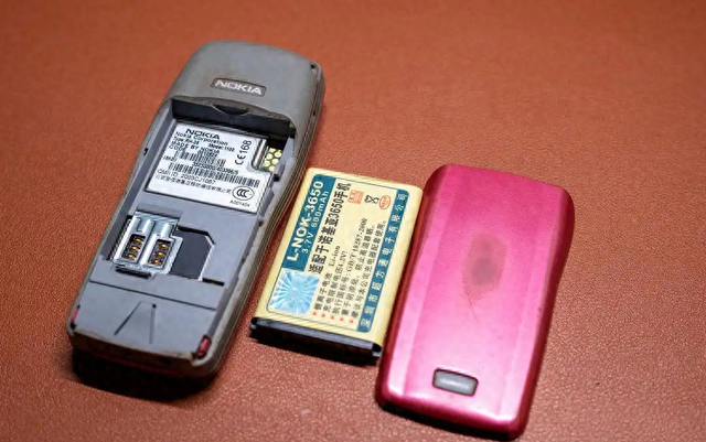 手机可拆卸电池重归“江湖”,但是又有些不同,看起来更成熟!