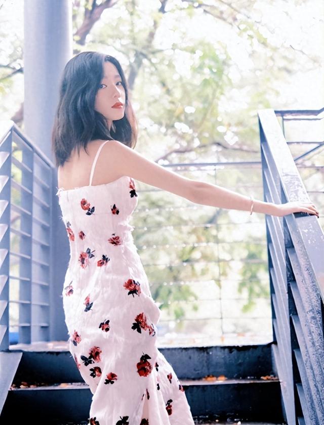 庄达菲:白色裙裾间的少女绮梦