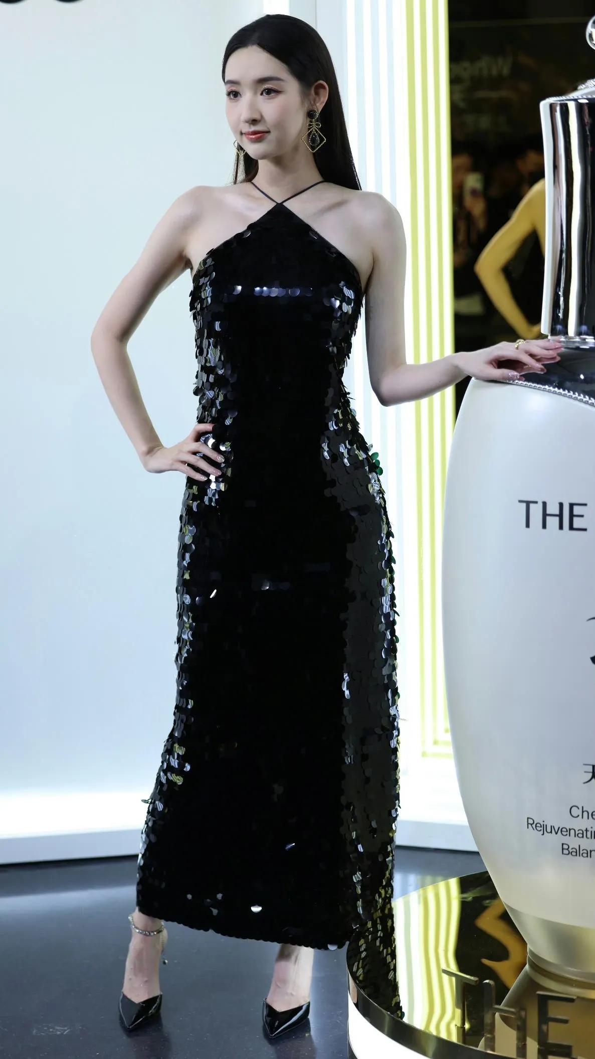 王玉雯吊带裙写真