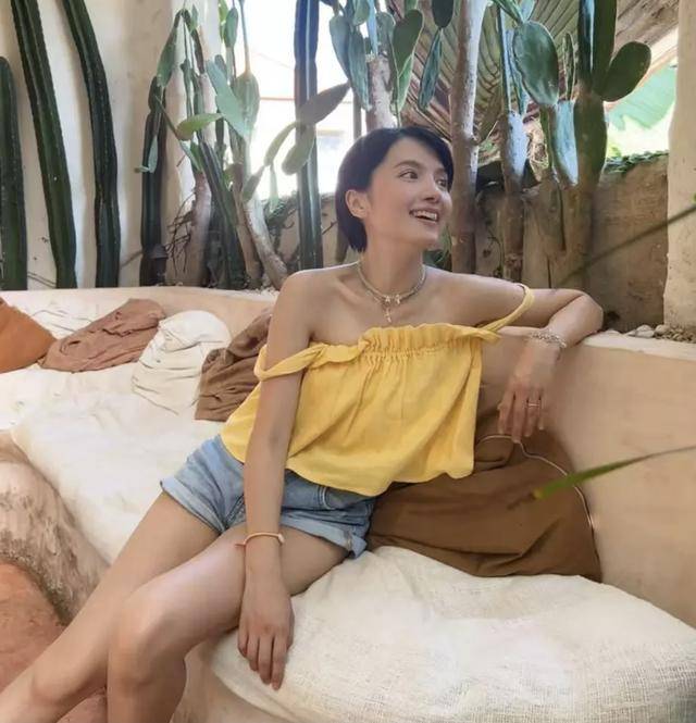 香港知名女星罕见以短发形象示人，嫁豪门接连生三女将封肚