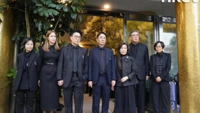 徐子淇露脸了，李兆基五个儿女在门口迎宾，霍震霆戴墨镜很精神！