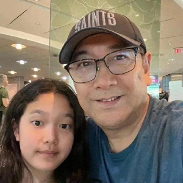 61岁水均益回国，龙凤胎儿女罕见露面