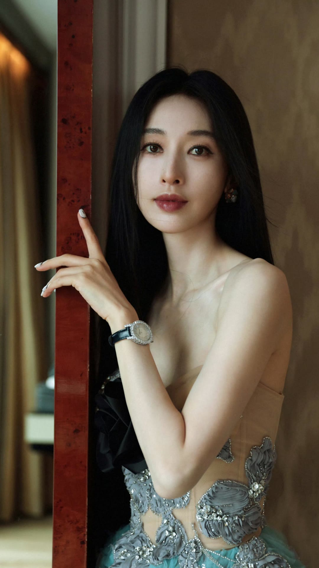 张俪海边美出圈!172cm长腿配马甲线,网友:这身材是吃了防腐剂