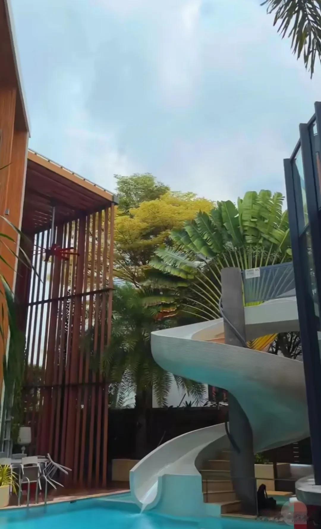 吴尊带家人回文莱跨年，豪宅好气派，本人大秀八块腹肌的好身材