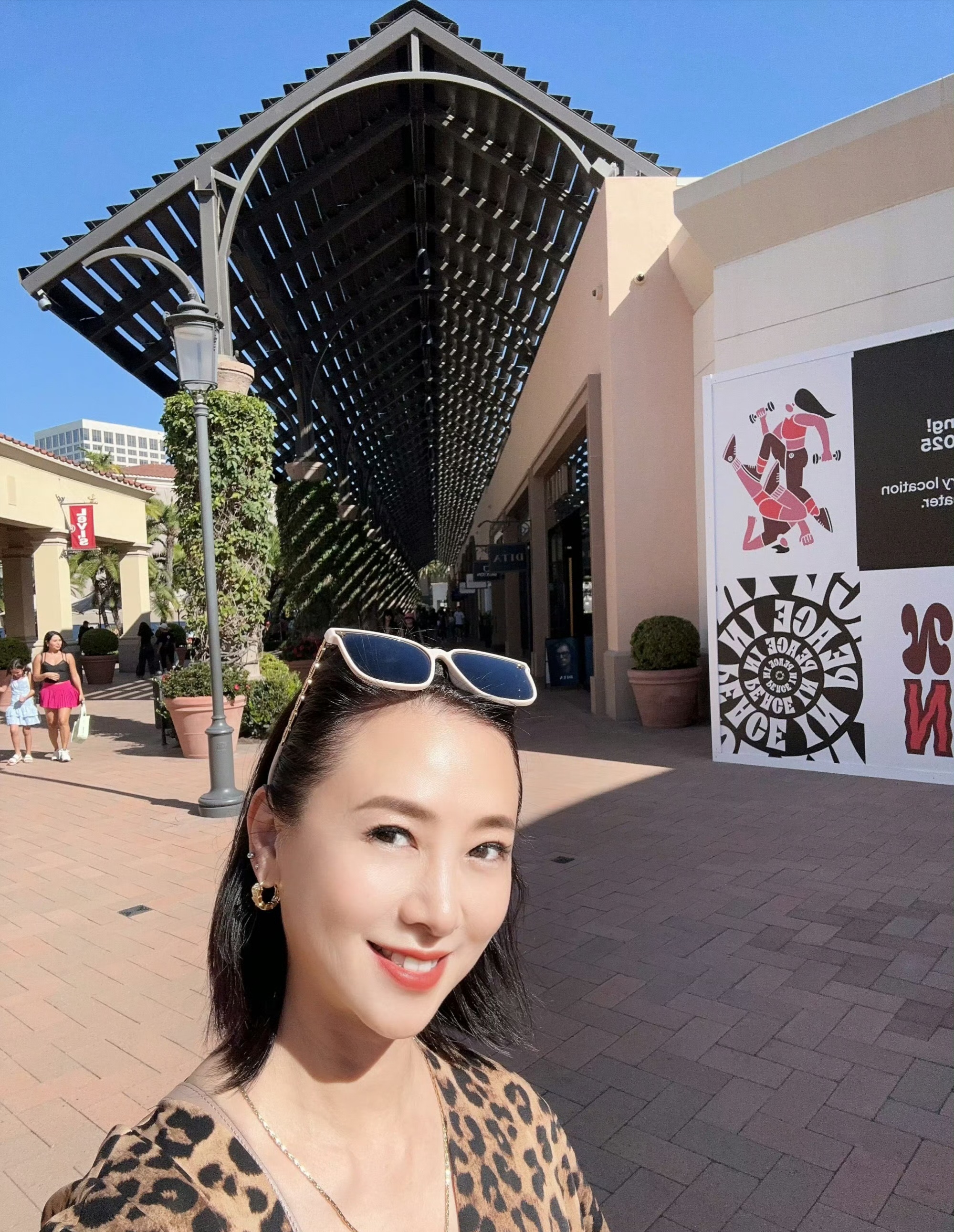 翁虹时隔2年回洛杉矶的家,和老公逛吃逛喝,分居3年仍然很恩爱