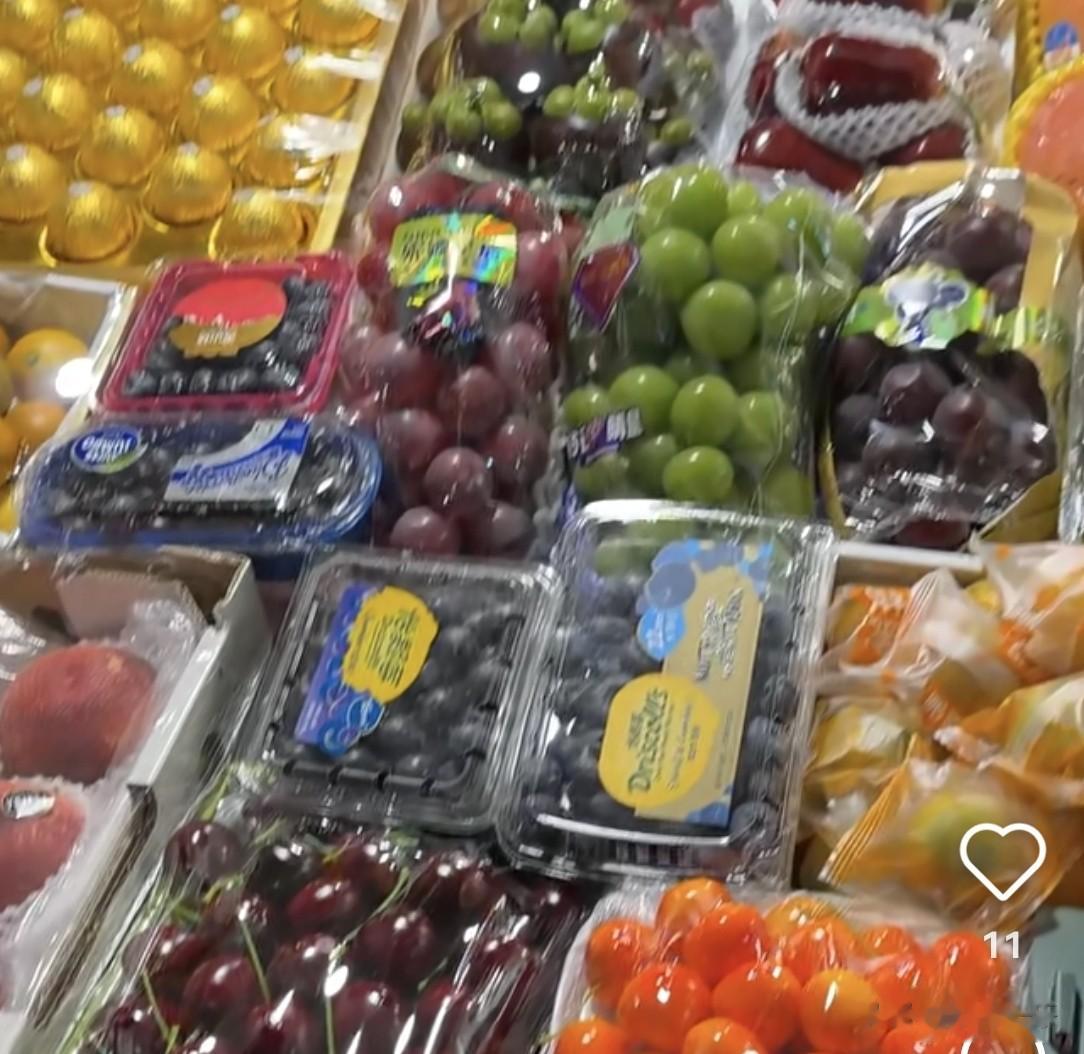 杜淳陪老婆逛菜场很会砍价，王灿当街吃水果不嫌脏！女儿很黏爸爸