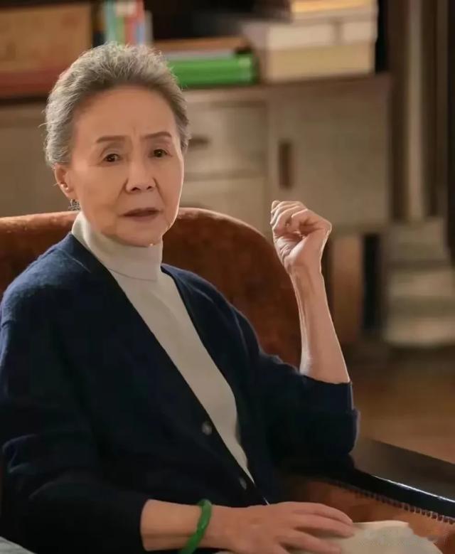 吴彦姝北京被偶遇,她包上挂着labubu好潮,87岁依旧优雅迷人