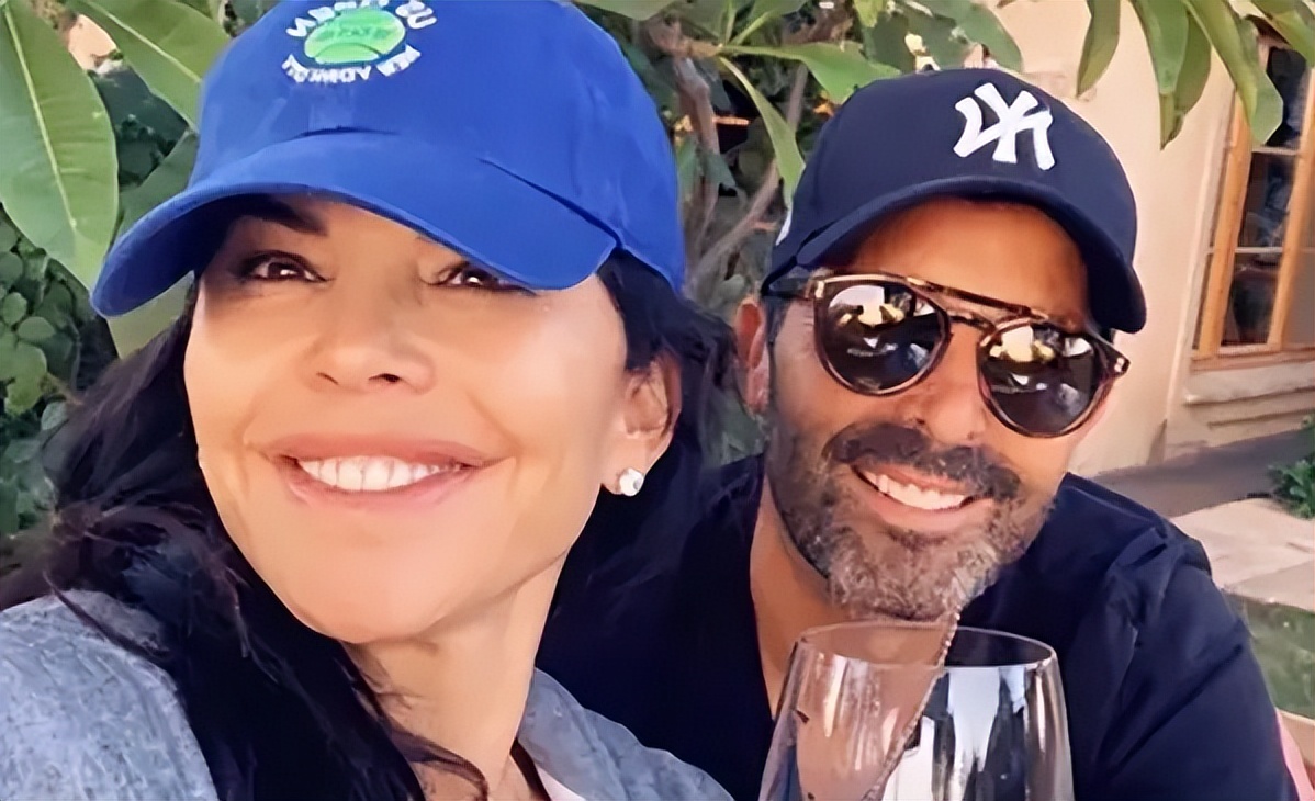 前首富贝索斯老婆嫁豪门半年能量爆棚！手拎黄金爱马仕全球度蜜月